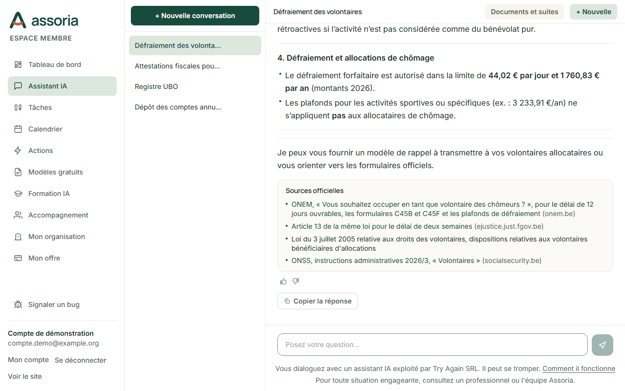 Réponse de l'assistant sur le défraiement des volontaires, montants 2026 en gras, suivie de l'encadré « Sources officielles » : ONEM, loi du 3 juillet 2005 relative aux droits des volontaires, instructions de l'ONSS.